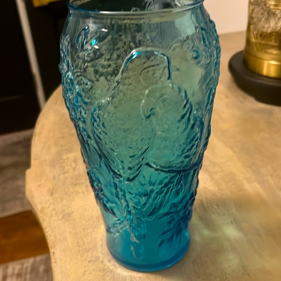 Vintage: Indiana Glass Tiara Exclusives Parrot and Floral 9 Inch Vase Aqua Blue - Picture 1 of 10